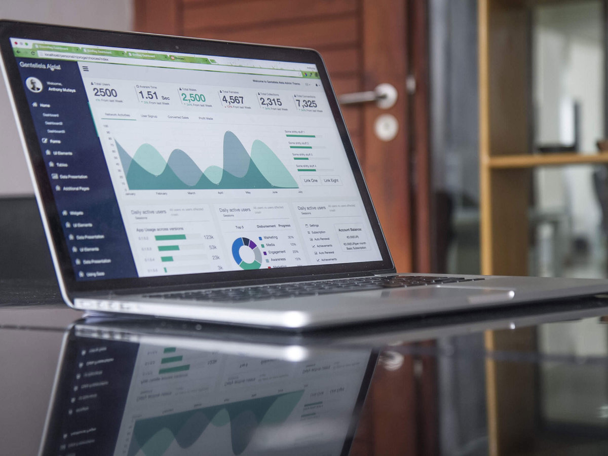 Laptop mit Business Intelligence Dashboards
